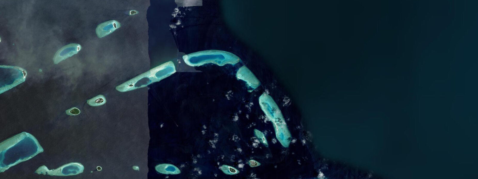 Satellite view of the coast near Hinnavaru, Lhaviyani Atoll